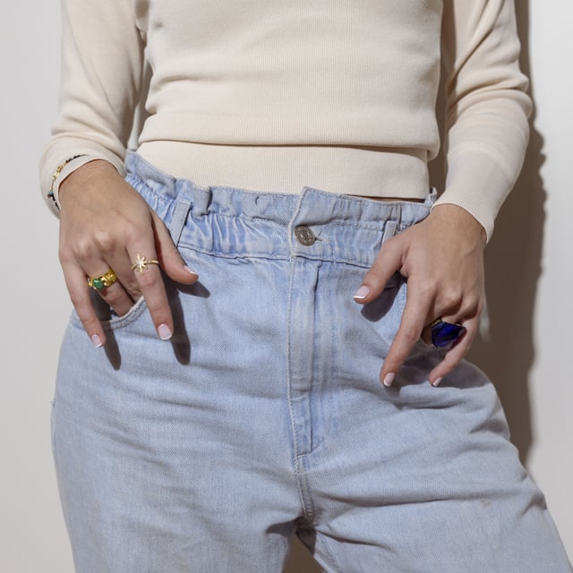 Anillo Konsil de Cuarzo Hidrotermal Lapislazuli acabado en oro amarillo de 18K. África se convierte en la línea perfecta para mujeres con personalidad, que no temen arriesgar y lucir piezas con carácter propio.