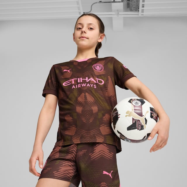 PRODUCT STORY : Defend your goal like Manchester City's finest in this official 24/25 short-sleeved goalkeeper jersey. Lightweight, breathable and cut for action, it features our moisture-wicking dryCELL fabric to keep you feeling cool, comfortable and focused. FEATURES & BENEFITS :  dryCELL: Performance technology designed to wick moisture from the body and keep you free of sweat during exercise. As part of the RE:FIBRE program, this garment is made of at least 95% recycled material from textile waste and other used materials.  DETAILS :  Regular fit. 170 gsm, Jacquard. Crew neck. Short sleeves. Official team branding. PUMA Youth: Recommended for older kids between 8 and 16 years.