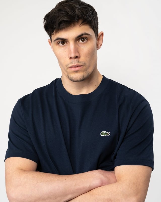 The timeless Lacoste tee gets an update in a super-comfortable mid-weight fabric. A versatile essential that goes with everything, finished with an iconic crocodile.

Weight: 180g/m²
Crew neck with hood
Classic, comfortable fit
Embroidered crocodile on chest

Cotton (100%)
TH7318
 