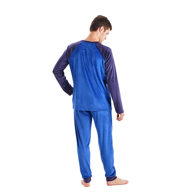 Upptäck komforten och elegansen i Münchens herrpyjamas.\n\n Denna pyjamas är designad i lyxig sammet och är perfekt för att njuta av kalla nätter med en touch av sofistikering. Dess mjuka textur ger exceptionell värme, perfekt för att koppla av hemma.\n\n Setet innehåller en långärmad T-shirt som sticker ut för sin moderna design, utsmyckad med varumärkesgrafik.\n\n Byxorna har också ett justerbart elastiskt midjeband som garanterar perfekt passform och rörelsefrihet. De är också designade med praktiska sidofickor, idealiska för att bära dina väsentligheter medan du njuter av en stunds avkoppling.\n\n Tonala, synliga sömmar ger en subtil men elegant detalj.\n\n Lägg till en touch av lyx till dina kvällar med denna sammetspyjamas som omdefinierar avkoppling.\n Sammansättning: Skjorta: 95% polyester, 5% spandex; Byxor: 95% polyester, 5% spandex.\n Skötsel:\n-Tvätta på en skonsam cykel.\n -Använd alltid kallt eller varmt vatten.\n -Använd inte torktumlare. Det är bättre att lufttorka.\n -Stryk vid behov på låg temperatur.\n -Använd inte blekmedel.