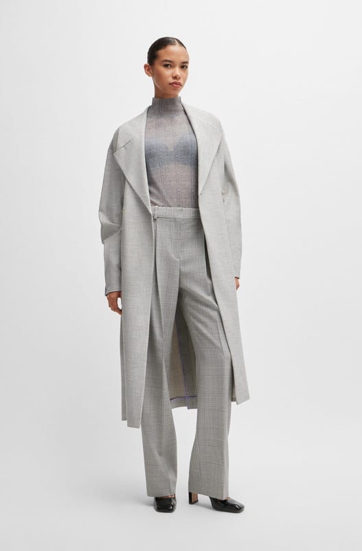 Broek met plooien aan de voorkant van BOSS. Deze rechte broek heeft een Glen-ruitpatroon en is gemaakt van zachte scheerwol. Dit product is gemaakt van wol uit verantwoorde bronnen. Verantwoorde wol betekent voor ons muildiervrij en voldoet aan de normen van de Five Freedoms van dierenwelzijn.- Rechte pasvorm.- Haak- en ritssluiting.- Rechte pijp.- Zakken onder voor: Franse zak.- Zakken onder achter: Gevoelde zak. Materiaal: 100% scheerwol. Ref: 50525277976.