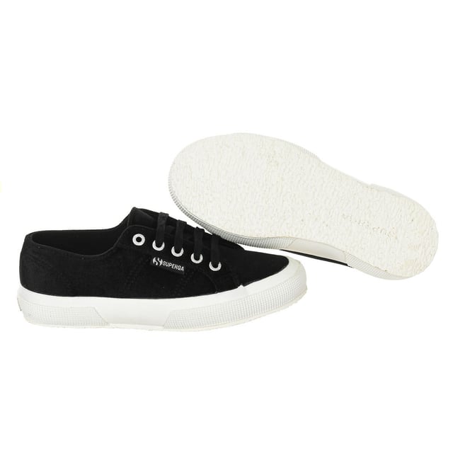 Zapatillas deportivas.
Puntera redonda.
Cierre de cordones en frontal.
Suela de goma personalizada por la marca.
Acabadas en terciopelo.
Costuras vistas a tono.

Superga debe su reputación a sus famosas zapatillas de tenis en tela. Utilizadas en su origen en las competiciones de tenis, muy pronto fueron adoptadas en todos los vestuarios. Cómodas y ligeras, estas zapatillas de tenis intemporales han pasado de una generación a otra sin problemas. La colección Superga ha ido creciendo y actualmente va dirigida tanto a mujeres como a hombres y niños.
 Medidas: Plataforma: 3cm
 Composición: Exterior: Sintético; Interior: Textil; Suela: Sintético.
 Cuidados:
Limpiar con un paño húmedo.