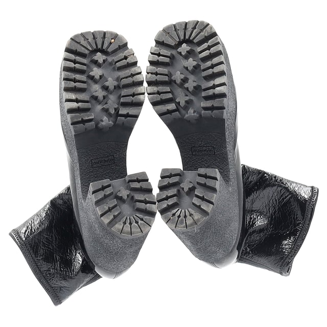 VINTAGE, UVP WIE NEU  
Die Miu Miu Stretch Platform Boots aus schwarzem Naplakleder bieten einen kühnen, modischen Look mit ihrem eleganten Design und glänzenden Finish. Der Plateauabsatz sorgt für zusätzliche Höhe und dramatischen Flair, während die dehnbare Konstruktion Komfort und Flexibilität gewährleistet. Diese Stiefel sind die perfekte Möglichkeit, jedem Outfit einen mutigen, luxuriösen Akzent zu verleihen.  

Styling-Tipp: Kombinieren Sie diese Stiefel mit einem strukturierten Kleid für einen auffälligen Abendlook oder entscheiden Sie sich für ein cooles, Streetstyle-Feeling mit einem grafischen T-Shirt und weiten Jeans. Fügen Sie eine Ledergürtel-Tasche und auffälligen Schmuck hinzu, um die gewagte, modische Ästhetik zu unterstreichen.  

Miu Miu Stretch Platform Boots aus schwarzem Naplakleder  
Zustand: Sehr gut  
Abnutzungsspuren: Enthält Box. Minimale Markierungen, leicht gebraucht, aber sehr gut gepflegt. Kleine Abnutzung an den Sohlen und Faltenbildung, leichte Kratzer an Sohlen und Absätzen.  
Verpackung: Box, Staubbeutel  
Farbe: Schwarz  
Material: Leder | Naplakleder  
Größe: EU | 40/UK7/US10  
Maße: Absatzhöhe: 100; Innenlängenmaß: 280  
SKU: NAPPUGBSH430644W