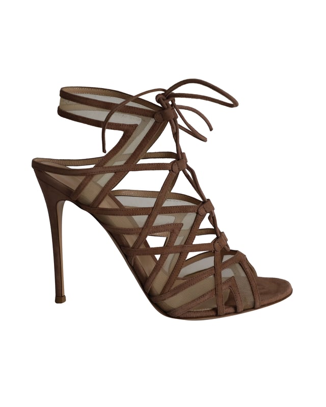 VINTAGE, RRP AS NEW
Perfect to adorn your delicate feet and give you the confidence to conquer the world, these beige sandals from Ginavito Rossi are enchanting! They are crafted from suede and net and feature an open-toe silhouette. Includes box and dust bag.

Gianvito Rossi Adria Sandals in Nude Suede 
Condition: excellent
Material: suede
Size: EU41
Sign of wear: No
SKU: 285044