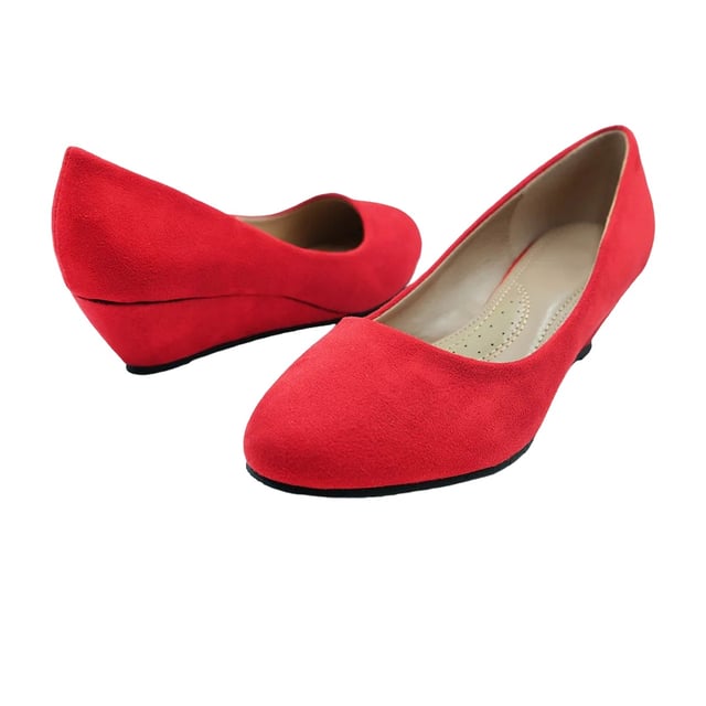 Where's That From - Damen Pumps "Kieran", Wildleder (Rot) Obermaterial: Wildleder. Marke: Where's That From. Laufsohle: Gummi, Traktionsgriff. Gewebetechnik: langlebig. Absatz: Plattform mit Niedrigem Keilabsatz. 5,08 cm. niedrig geschnitten. Design: Unifarben. Zehenstil: Spitz. Zum Anschlüpfen.