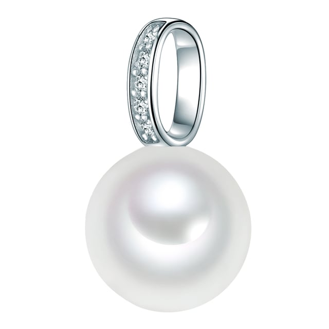 That is why they would envy mermaids themselves: this magnificent supporter from the Pearl Collection of Rafaela Donata combines everything that likes jewelry enthusiasts. The heart of this sweetheart forms the large mussel nuclei pearl from the South Sea with its luster shining from the inside. Their luminosity is reinforced by the sparkling zirconia stones in the rod-shaped suspension and the mirror gloss of the fine sterling silver does the rest. With this pearl pendant you can wear a real highlight on your cleavage and the best thing is that you can easily combine it with a variety of necklaces. A tip: For the great Bicolor look, just try a gilded or rose-gold chain.