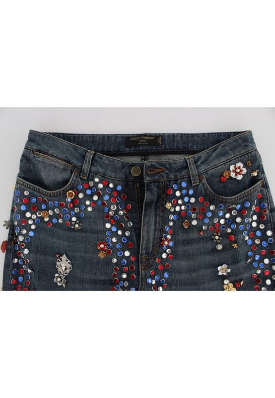 Marca: Dolce & Gabbana.
  Estilo: Boyfriend fit.
  Color: Azul claro lavado.
  Material: 68 % algodon 10 % laton 10 % cristal 10 % plastico 2 % elastano.
  Fly: Bragueta con cremallera y cierre de boton.
  Cristal: Multicolor.
  Coleccion: Sicilia encanta.