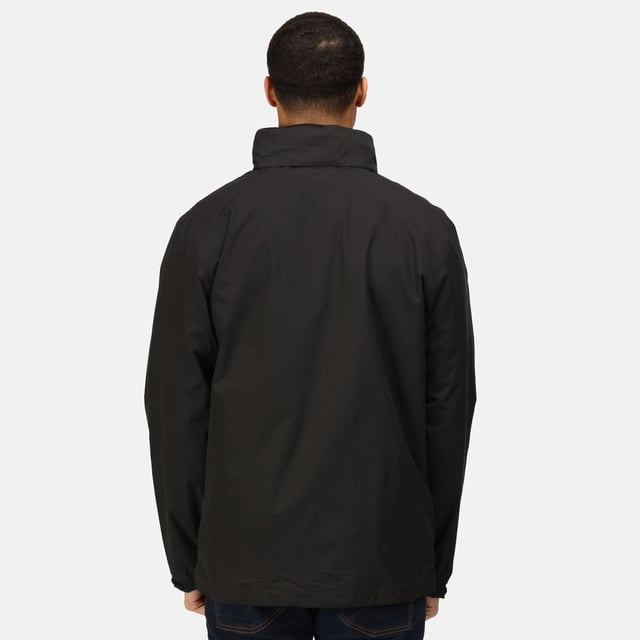 Vattentät Hydrafort 5000-belagd peachad polyester. Fodrad med nät av polyester. Vindtätt tyg. Tejpade sömmar. Dold huva med justeringsmöjligheter. 2 nedre fickor med dragkedja. 1 innerficka med åtkomst för hörlurssladd. Justerbara ärmslut. Justerbar nederkant med chockcord. Invändig dragkedja för brodyr. Bröst (för att passa ins): XS - 35-36, S - 37-38, M - 39-40, L - 41-42, XL - 43-44, 2XL - 46-48, 3XL - 49-51.