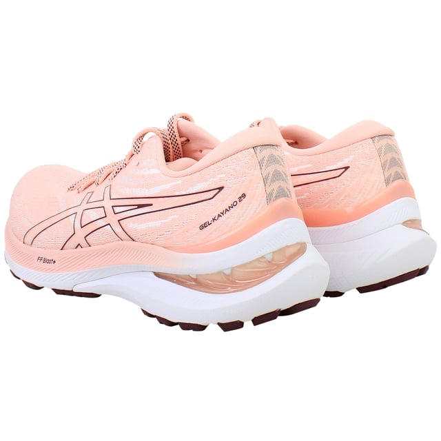 Die Asics Gel-Kayano 29 Damen-Laufschuhe in Pink sind ideal für Läuferinnen, die Wert auf ultimative Stabilität, Komfort und einen modischen Auftritt legen. Entwickelt für Überpronierer, bieten diese Schuhe optimale Dämpfung und Halt für Langstreckenläufe oder das tägliche Training. Wichtige Eigenschaften: FLYTEFOAM BLAST™ PLUS-Dämpfung: Leichter und reaktionsfreudiger Schaumstoff bietet verbesserten Komfort und eine optimale Energierückgabe für ein sanftes, energiegeladenes Laufgefühl. GEL®-Technologie-Dämpfung: Strategisch im Rückfußbereich platziert, um Stöße zu absorbieren und den Aufprall zu reduzieren, wodurch ein sanfteres Abrollen ermöglicht wird. LITETRUSS™-Technologie: Bietet verbesserte mediale Unterstützung, hilft, Überpronation vorzubeugen und die Gesamtstabilität zu verbessern. Engineered Mesh-Obermaterial: Sorgt für eine atmungsaktive, anpassungsfähige Passform und hält Ihre Füße beim Laufen kühl und komfortabel. AHAR™-Laufsohle: Abriebfestes Gummi verbessert Haltbarkeit und Bodenhaftung und verlängert die Lebensdauer des Schuhs auch bei häufigem Tragen. 3D Space Construction™: Auf die weibliche Biomechanik zugeschnitten, verbessert die Kompression und wertet das Lauferlebnis insgesamt auf. Umweltfreundliche Materialien: Hergestellt aus recycelten Materialien für nachhaltige Herstellungsverfahren. Reflektierende Akzente: Verbessern die Sichtbarkeit bei schlechten Lichtverhältnissen und sorgen so für mehr Sicherheit beim Laufen am frühen Morgen oder Abend. Die rosafarbenen Laufschuhe Asics Gel-Kayano 29 für Damen bieten die perfekte Kombination aus Stil, Halt und Komfort und sind daher ideal für Läuferinnen, die einen Hochleistungsschuh mit einem Hauch von Eleganz suchen.