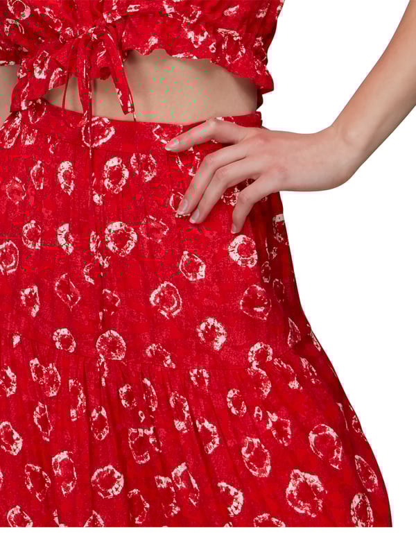 Brighten up your daywear with this vibrant Red Floral Tiered Midi Skirt. Its eco-friendly fabric and cheerful floral tie dye print make it perfect for a leisurely weekend outing or a casual meet-up with friends.