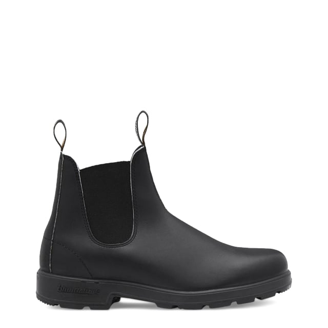 Blundstones zijn de originele Australische werklaarzen en zijn sinds 1870 een kenmerk van premium leren laarzen. Deze Blundstone #510 klassieke Chelsea-laars, afkomstig uit Tasmina, is een van de meest veelzijdige en duurzame schoenen die er te koop zijn. Met zijn tijdloze en klassieke stijl is hij voorzien van een bovenwerk van premium zwart leer en XRD®-technologie voor superieure schokabsorptie. Het stevige bovenwerk van premium leer is bestand tegen zuren, vetten en oliën en is voorzien van een uitneembaar voetbed en PU-buitenzolen voor comfort de hele dag door. Opvallend, robuust en gebouwd om lang mee te gaan, deze Blundstone 510 is het bewijs dat stevig en ongecompliceerd nooit uit de mode raakt, en is de beste keuze voor iedereen die op zoek is naar het beste op het gebied van stijl, comfort en functionaliteit. Gebouwd voor avonturen met een waterafstotend, 2,5 mm dik bovenwerk van premium zwart leer Bovenwerk van echt leer dat olie-, zuur- en organisch vetbestendig is Zwarte elastische zijkanten en iconische treklipjes voor eenvoudig aantrekken Zeer duurzame TPU-buitenzool zorgt ervoor dat de laars tegen een stootje kan Gedempte tussenzool voor langdurig comfort SPS Max Comfort-systeem voor uitstekende schokabsorptie tot 90%