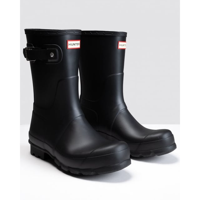 La bota de agua corta original de Hunter es una bota de agua de diseño premium negra. perfecto para paseos mojados y embarrados o tareas al aire libre. Estas botas para hombre son totalmente impermeables. Hecho a mano y cuenta con una suela de goma resistente. Un forro de poliéster mantiene tus pies cómodos y ajustados. Están completos con la marca Hunter.