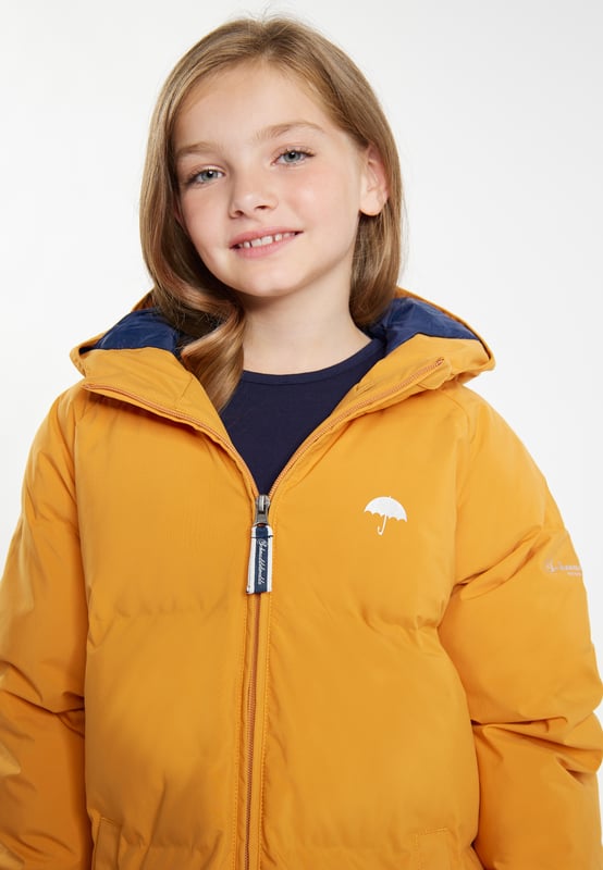 Mit diesem Schmuddelwedda Wintermantel erhalten Sie auch die Kleinen eine 100%ige Outdoor-Performance. Das synthetische Füllmaterial sorgt für eine ideale Isolierung und da die Kammern ohne Nähte verarbeitet sind, dringt keine Nässe ein. Auch sonst ist die Jacke gegen Regen und Schnee gut gewappnet, denn das Material ist wasser- und winddicht. Und da bei Schmuddelwedda immer alles gut durchdacht wird, sind die Logo-Prints lichtreflektierend, was gerade in Herbst- und Winterzeiten von Vorteil ist.  Winterjacke