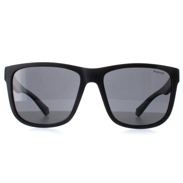 Las gafas de sol polarizadas Polaroid PLD 2155/S 003 M9 negro mate gris son una verdadera encarnaciÃ³n del estilo contemporÃ¡neo y la funcionalidad innovadora. Estas gafas de sol redefinen la elegancia con una montura elegante y versÃ¡til que complementa a la perfecciÃ³n cualquier estilo de moda. DiseÃ±adas con lentes polarizadas de precisiÃ³n, no sÃ³lo proporcionan una claridad excepcional, sino que tambiÃ©n ofrecen una protecciÃ³n UV sin igual, garantizando que sus ojos permanezcan protegidos de los daÃ±inos rayos del sol. Fabricadas para ofrecer una comodidad y una durabilidad duraderas, su diseÃ±o ligero garantiza un uso prolongado sin comprometer la calidad, lo que convierte a estas gafas de sol en la opciÃ³n ideal tanto para entornos urbanos como para actividades al aire libre.