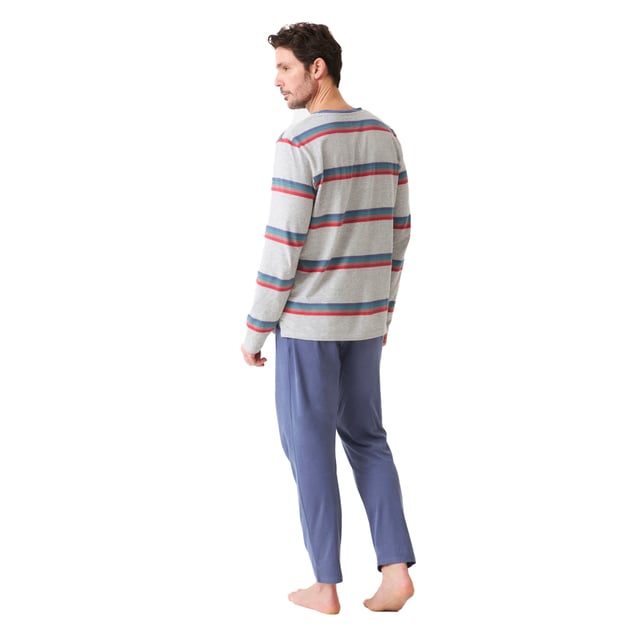 Pijama manga larga y pantalón largo J and J Brothers.
Color Azul-gris

Camiseta a rayas con cuello en V.
Textura suave.
Pantalón liso largo con cinturilla elástica ajustable mediante cordón.
Bolsillos abiertos laterales.
Costuras vistas a tono.

Composición:  Camiseta: 90% Algodón, 10% Viscosa; Pantalón: 100% Algodón.

-Lavar a temperatura máx. 30º.
-No usar lejía.
-Planchar a temperatura máx. 110º.
-No admite lavado en seco.
-No permite  utilizar secadora.