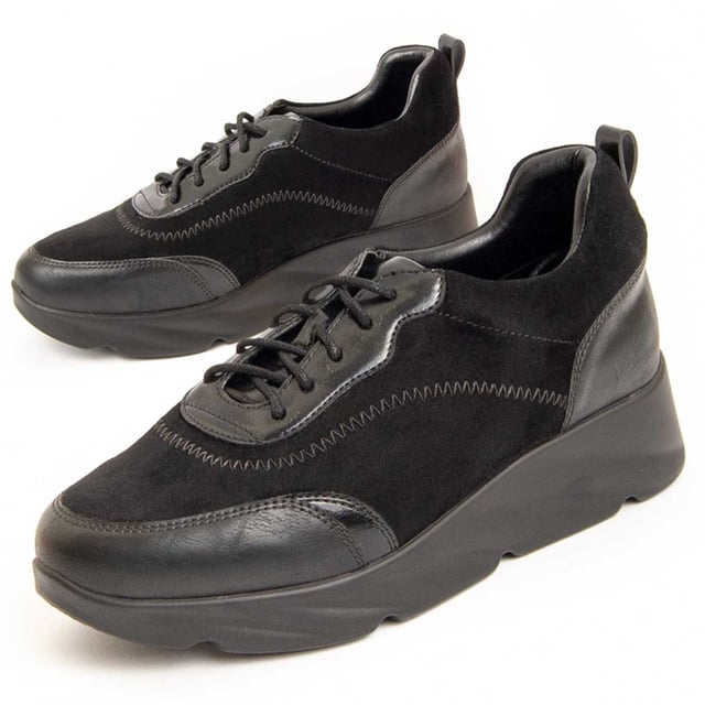 Casual sleehak sneaker voor dames. Comfortabele pasvorm. Gewatteerde binnenzool van natuurlijk leer. Vervaardigd door andere merken voor ons merk. Afmetingen bij benadering: 4 cm sleehak en 2 cm plateau.