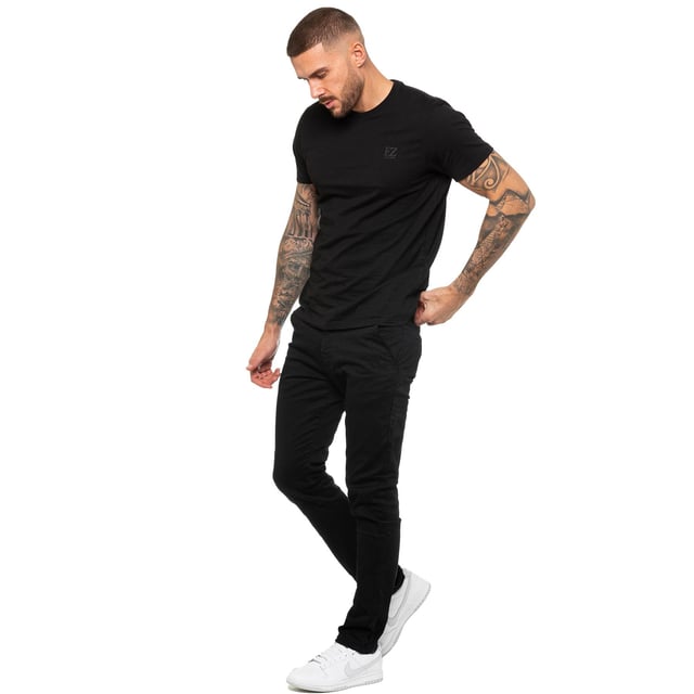 Enzo Herren-T-Shirt mit normaler Passform. Gesticktes Enzo-Logo auf der Vorderseite. Rundhalsausschnitt, kurze Ärmel. 50% Baumwolle, 50% Elastan. Maschinenwaschbar (siehe Etikett). Ideal für Fitnessstudio, Freizeitkleidung