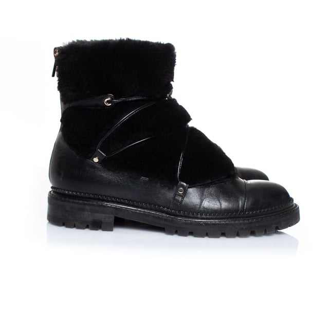 VINTAGE, RRP AS NEW
Jimmy Choo, Fur embellished leather lace up boots. The item is in very good condition.
• CONDITION: very good condition 

• SIZE: 38.5

• INSOLE MEASUREMENTS: 25 cm

• HEEL MEASUREMENTS: 3 cm PLATFORM: 2 cm

• SHAFT HEIGHT: 16 cm WIDTH TOP: 14 cm

• FABRIC: leather, fur

• COLOUR: black