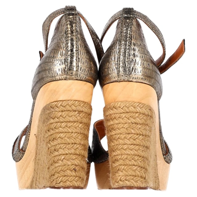 VINTAGE, RRP AS NEW
Step into luxury and modern elegance with the Lanvin Snake-Embossed Espadrille Slingback Wedge Sandals in Silver Leather. Crafted from premium silver leather, these sandals feature a striking snake-embossed texture that adds depth and sophistication to their design. The slingback strap ensures a secure and comfortable fit, while the espadrille wedge heel combines timeless style with a contemporary edge. The metallic silver finish elevates any look, making them the perfect statement piece for both daytime and evening wear. Whether paired with dresses, skirts, or cropped trousers, these sandals add a touch of glamour and edge to your summer wardrobe.

 Lanvin Snake-Embossed Espadrille Slingback Wedge Sandals in Silver Leather

Condition: Excellent
Signs of wear: No visible sign of wear. No Mark at insole.,  Very light mark at soles.
Packaging: Dust bag
Color: Silver
Material: Leather | leather
Size: FR | 40/UK7/US8/IT39
Measurements: Heel height: 110; Insole length: 240
SKU: NAPPUGBSH424966W