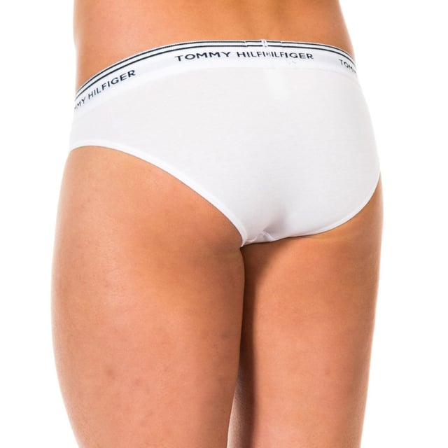Pack-3 Slips breathable fabric and anatomical front 1U87902156 man Tommy Hilfiger 3-pack briefs.
Made of elastic cotton.
Black elastic rubber waistband, with the brand name embroidered.
Comfortable and breathable fabric.
Anatomical front, with the ability to hold without squeezing.
Seams seen in tone.
Composition: 93% Cotton, 7% Elastane
Care:
-Wash at max temperature. 40ºC.
-Do not use bleach.
-Supports dry cleaning.
-Allows you to use a dryer.
-Iron at max temperature. 130ºC.