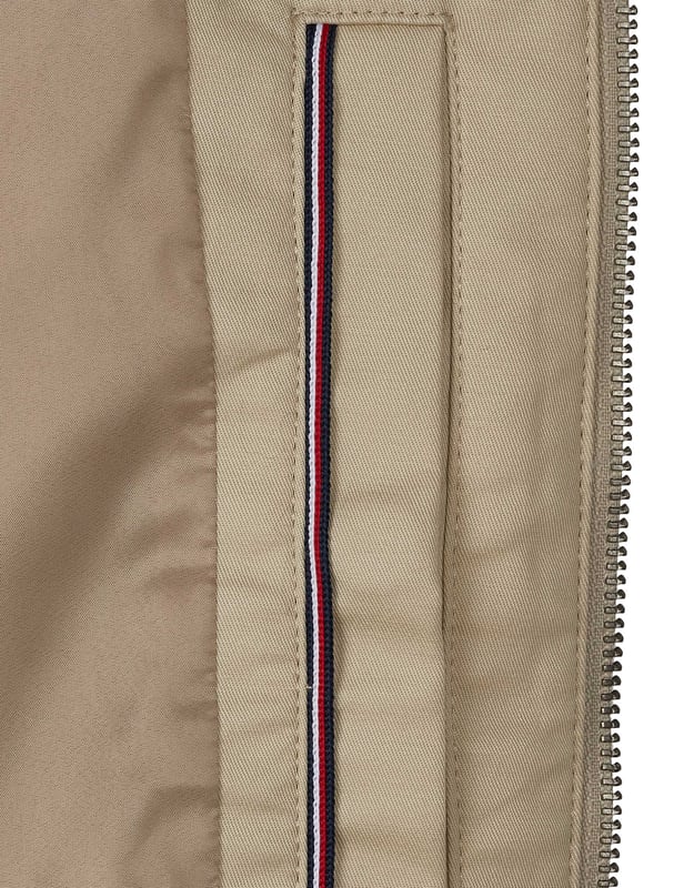 97% algodón, 3% elastano; chaqueta Tommy Hilfiger; Modelo: MW0MW12226 AEQ; Mano de obra de alta calidad; cuello clásico; Cremallera; Dos bolsillos delanteros; Detalles del logo de Tommy Hilfiger