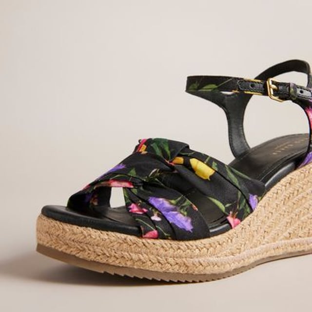 Ted Baker Cardone Floral Espadrille sandalen in zwart voor dames Dames Ted Baker Cardone Floral Espadrille Platform Sandalen in zwart.- Gespsluiting.- Geknoopte band.- Sleehak.- Geweven tussenzool.- Verspreide boeketprint.