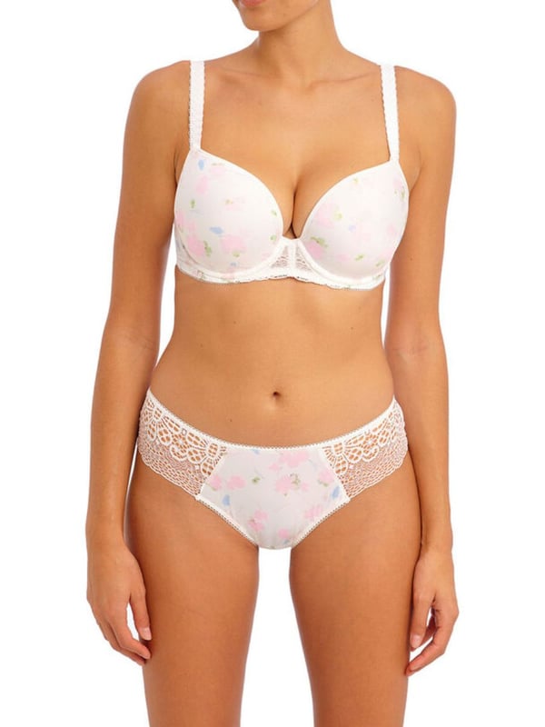 Part of Freya's Daydreaming collection, this t-shirt bra comes with a floral lace print. With adjustable straps, a moulded shape and a low centre front plunge. Completed with a stretch-lace adorned side wing and a racer back for increased support. The product is recommended hand-wash only.