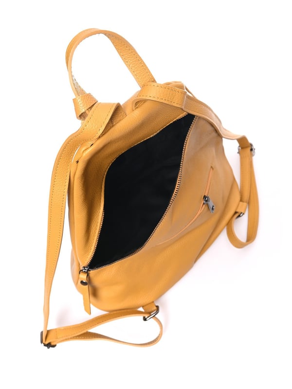 Mochila  
100% cuero de vaca  
Apertura con cremallera oculta  
Interior con bolsillo con cremallera  
Bolsillo trasero con cremallera  
Dimensiones (L): 38x36x18 cm  
Asa: 21 cm  
Correa de hombro: 2x80 cm ajustable  