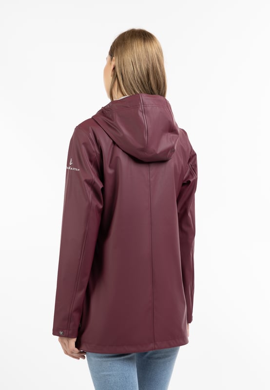 keine Füllung  An regnerischen Tagen bietet diese klassische Regenjacke von DreiMaster Maritim wunderbaren Schutz. Das beschichtete Material ist wind- und wasserdicht und lädt bei allen Witterungslagen zu einem Spaziergang ein. Die leicht taillierte, mittellange Form bietet mit der breiten Kapuze und den stylishen Kordeln einen zusätzlichen Regenschutz. Auch die Druckknopfleiste über dem Reißverschluss sowie die schrägen Pattentaschen optimieren die Jacke in puncto Wetterfestigkeit. Ein angenehmes Tragegefühl erzeugt das weiche Jersey-Innenfutter. Das labeltypische Ankermotiv auf den Druckknöpfen steht sinnbildlich für maritimes Flair und Design.  Regenjacke