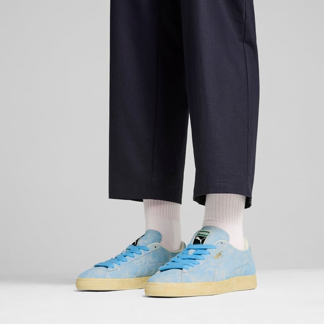 PRODUCT STORY: With its huge impact on footwear culture, PUMA's most iconic trainer first hit the scene in 1968 and has been worn by icons of every generation since. This version of the Suede celebrates the legendary eras gone by with a worn suede upper and an archive aesthetic. FEATURES & BENEFITS: SOFTFOAM+: Step-in comfort sockliner designed to provide soft cushioning thanks to its extra thick heel; PUMA's leather products support responsible manufacturing via the Leather Working Group. DETAILS: Leather upper; Raw edged suede tongue; Breathable synthetic collar; Breathable synthetic sockliner; Rubber midsole; Rubber outsole; "Worn" suede PUMA Formstrip.