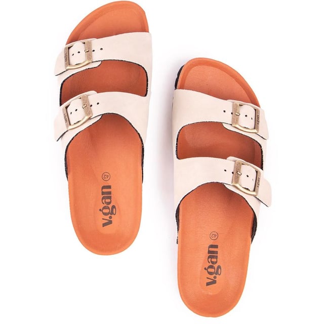 Moda con conciencia y sensación de bienestar, la sandalia con plantilla Mango V.gan, sencilla y ecológica, no solo es buena para tus pies, sino que también es respetuosa con los animales, sostenible y de origen ético. La cómoda sandalia de doble correa está rematada con hebillas metálicas ajustables y la chancla clásica ofrece la plantilla moldeada con la marca.