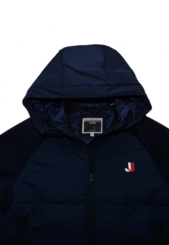 Veste matelassée sportive avec capuche, poches latérales zippées et logo imprimé en coupe régulière.