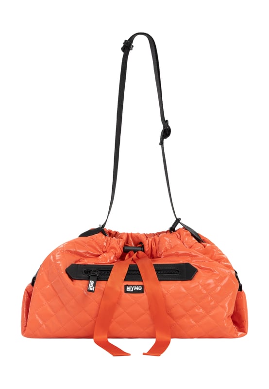 Met de myMo ATHLSR sporttas wordt naar de sportschool gaan iets relaxter. Het zachte, glanzende materiaal met fijne ruitstiksels getuigt van veel trendbewustzijn en biedt voldoende ruimte voor yogabroeken, shirts etc. De grote ritssluiting aan de voorzijde is ideaal voor snelle bediening, de zachte binnenvoering wordt veilig beschermd met een magneetsluiting en trekkoord. Een logoplaat en een rubberen hanger met logorits maken het casual ontwerp compleet. Met zijn perfecte formaat is deze tas een geweldige metgezel, zowel tijdens het sporten als op reis. Afmetingen: 45 cm x 27 cm x 20 cm (BxHxD)  Sporttas