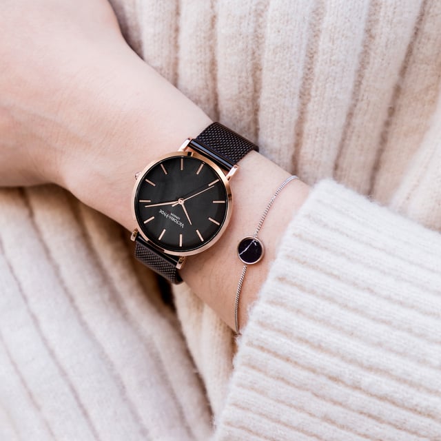 Die Uhr Seven Sisters black rose gold von Victoria Hyde London ist eine klassische Unisex-Uhr mit einem zeitlosen Design. Das roségoldfarbene Gehäuse ist die perfekte Ergänzung zum schwarzen Uhrenarmband und dem minimalistischen schwarzen Zifferblatt. Optimal kombinierbar mit jedem Outfit, ist diese Uhr der perfekte Begleiter für Tag und Nacht und somit ein echtes Must-Have für alle Uhrenträgerinnen.
Uhrwerk：Miyota 2035
Glas：Mineralglas
Material Uhrenarmband：Edelstahlgewebeband
Material Zifferblatt: Perlmutt
Gehäuse-Durchmesser： 33mm
Gehäusedicke：7.6mm
Wasserdicht：3 atm
Armband Länge：200mm
Breite des Uhrenarmbands: 16 mm