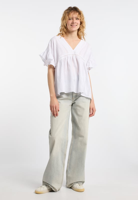 Diese leichte Baumwoll-Bluse von DreiMaster Vintage punktet mit ihrer zauberhaften Lochstickerei und dem gemusterten, fein strukturierten Baumwollstoff. Die lockerere Silhouette hat einen tiefen V-Ausschnitt auf der Vorder- und auf der Rückseite, wo er mit einem Spitzenband zusammengehalten wird. Die romantischen Rüschenärmel optimieren den femininen Boho-Look. Mit ihrer leichten Textur passt sie hervorragend zu Jeans und Röcken.  Tunika