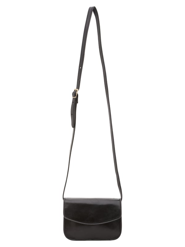 Bolso bandolera para mujer. El cierre es con imán. Los bolsillos internos son uno con cremallera. Los bolsillos externos son uno en la espalda con cremallera. La bandolera es ajustable en piel. Falta el mango. Hay tres compartimentos internos. El material exterior es auténtica piel de vacuno. Internamente está forrado en algodón. Medidas: 19x13x9,5 cm. Hecho en Italia