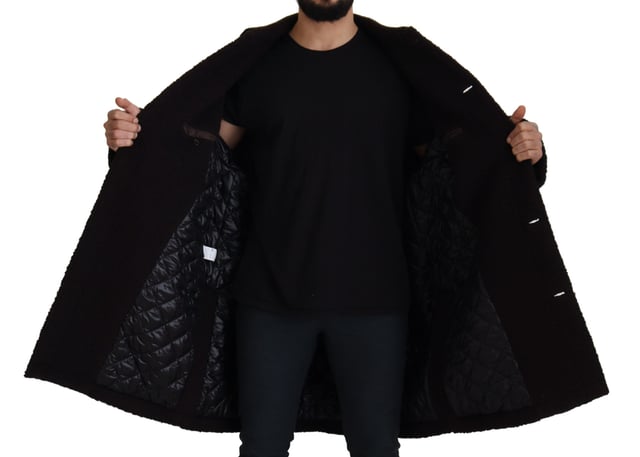 100% authentiek Dolce & Gabbana donsjack met knopen
  Vervaardigd in Italie
  Volledige knoopsluiting
  Strakke zwarte kleur
  Logo details
  Materiaalsamenstelling: 45% Alpaca 45% Wol 10% Nylon
  Voering: 100% Viscose