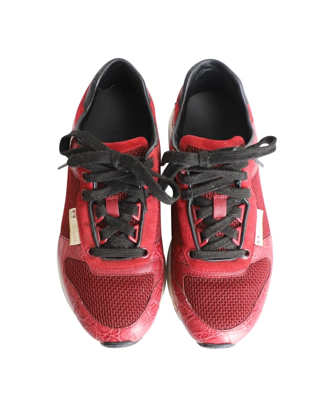 VINTAGE, RRP AS NEW
A vintage Gucci piece with a timeless design, these low-top sneakers feature crocodile-embossed leather panels, a lace-up front fastening, and a bold red hue, making them a hit for any collector. A great everyday sneakers to mix and match with your casual outfits.

Gucci Vintage Croco-Embossed Low-Top Sneakers in Red Leather and Mesh
Condition: Very good
Sign of wear: Moderate wear on the soles, moderate wear on the insoles, stains on the midsoles
Material: Leather and mesh
Color: Red
Size: IT35 / UK2 / US5
SKU: 291291