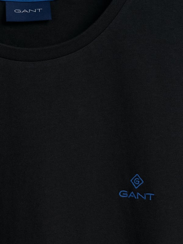 Gant Contrast Logo T-Shirt is a classic crew-neck tee with contrast color logo embroidery on the chest. Feature Short Sleeves and a Crew Neckline. Crafted With 100% Cotton, these Lightweight and breathable Regular Fit T-shirts are Machine Washable.