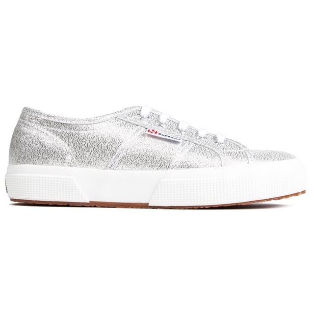 Apportez de la vie et une ambiance rétro à votre collection de baskets. avec les chaussures à lacets pour femme 2750 Classic de la marque italienne Superga. Fabriqué en pur coton respirant. les élégantes tennis métalliques sont finies avec une semelle en gomme vulcanisée. logo supergun et œillets argentés de marque.