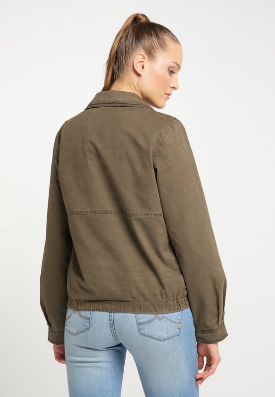 kein Futter, keine Füllung  Mit diesem lässigen Blouson von DreiMaster Vintage kommen wir ins Schwärmen. Der kurze Schnitt, die großen Pattentaschen, verziert mit großen Logo-Knöpfen ergeben einen trendigen Look. Ein im Saum eingearbeiteter Gummizug betont die sportliche Seite dieser Jacke. Praktisch: Die Taschen können auch als Eingriffstaschen genutzt werden und sind mit einem Druckknopf verschließbar, somit können Sie Schlüssel & Co. sicher verstauen. Die dekorative Knopfleiste mit Vintage Logo-Knöpfen und einer Logo-Applikation am Ärmel unterstreichen den Vintage Look.  Leichte Jacke von Drei
