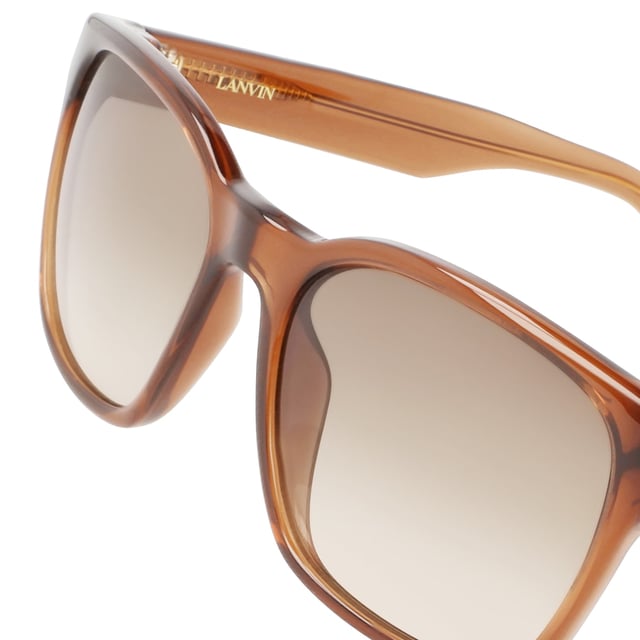 Gafas de sol LNV636S con montura de acetato.

Forma y diseño:
- Estas gafas Lanvin tienen una silueta cuadrada.

Material de la montura:
- La montura de estas gafas está fabricada en acetato, un material plástico.
- El acetato proporciona durabilidad, flexibilidad y un acabado liso a la montura.

Patillas de acetato:
- Las patillas también están hechas de acetato, a juego con el material de la montura.
- El acetato en las patillas las hace livianas y cómodas de llevar.

Detalles de la marca:
- Grabado de la marca Lanvin en las patillas.
- Estos elementos de diseño ayudan a identificar claramente el modelo como parte de la colección de gafas Lanvin.

Lentes:
- Los lentes son de alta calidad.
- Estos lentes proporcionan una excelente protección UV y una visión nítida y clara.
 Medidas: Ancho lente: 55 mm. Puente: 18 mm. Patillas: 140 mm.
 Composición: Acetato
 Cuidados:
Utiliza un paño de microfibra suave y limpio para limpiar tus gafas de sol. Este tipo de paño no rayará los lentes.
Evita usar productos de limpieza abrasivos, detergentes, alcohol o acetona, ya que pueden dañar los lentes y los tratamientos antirrefleja