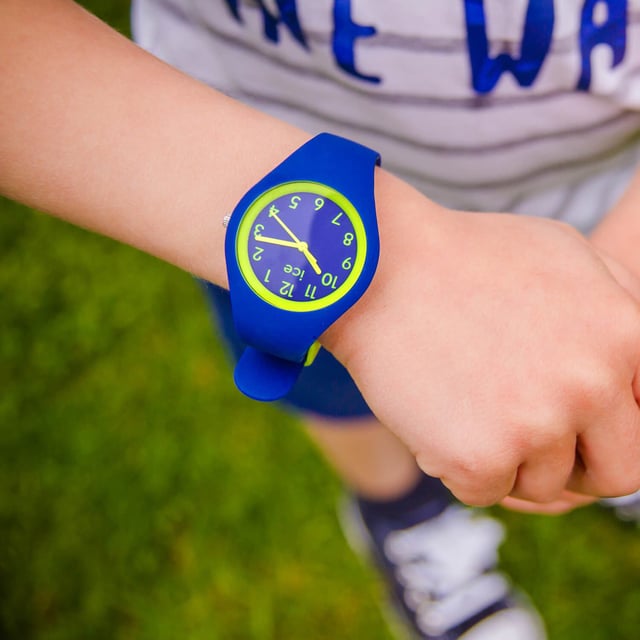 This Ice Watch Ola Kids Analogue Watch for Child is the perfect timepiece to wear or to gift. It's Blue 33 mm Round case combined with the comfortable Blue Silicone will ensure you enjoy this stunning timepiece without any compromise. Operated by a high quality Quartz movement and water resistant to 10 bars, your watch will keep ticking. This trendy and colourful watch is the greatest gift for every child. High quality 19 cm length and 13 mm width Blue Silicone strap with a Buckle. Case diameter: 33 mm, case thickness: 9 mm, case colour: Blue and dial colour: Blue.