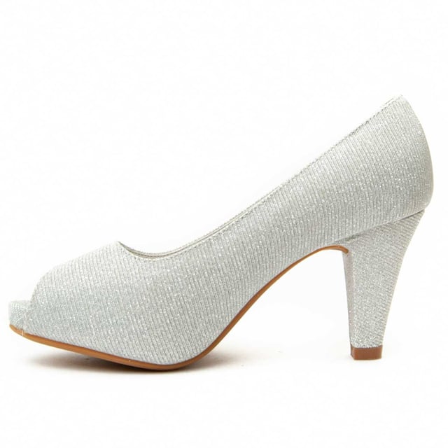 Hoge hakken voor vrouwen. Comfortabele pasvorm. Geproduceerd door andere merken voor ons merk. Ongeveer 8 cm hak.