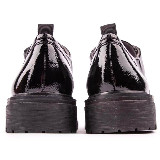 Los zapatos Jana Patent Derby le darán a tu atuendo el toque que necesita y realzarán tu guardarropa. Estos zapatos negros brillantes han sido diseñados con una parte superior con apariencia de charol sobre una suela exterior robusta. La moda se une a la función. ideal para colegio. ropa universitaria o de oficina inteligente.