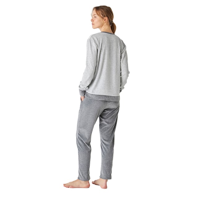 Pijama de mujer de manga larga con un diseño elegante y cómodo, ideal para descansar o relajarse en casa.

Confeccionado en suave terciopelo, este pijama es ideal para las noches frescas y ofrece una sensación de calidez y confort excepcionales. 

Su diseño moderno y sofisticado se adapta perfectamente a la figura femenina, realzando la silueta con un estilo chic y relajado.

El conjunto incluye una parte superior de manga larga con un delicado cuello redondo y una estrella bordada, que añade un toque de estilo distintivo. 

El pantalón a juego cuenta con dos bolsillos laterales y una cintura elástica regulable mediante cordones, brindando comodidad y libertad de movimiento.

Las costuras vistas a tono añaden un detalle sutil pero elegante.

Disfruta de la suavidad del terciopelo y de un diseño que combina moda y funcionalidad. Ideal para regalar o para consentirte a ti misma.
 Composición: Camiseta: 73% Poliéster, 27% Algodón; Pantalón: 73% Poliéster, 27% Algodón
 Cuidados:
-Lavar en un ciclo suave.
-Siempre usar agua fría o tibia. 
-No usar secadora. Es mejor secarlo al aire. 
-Si es necesario, planchar a temperaturas bajas.
-No usar blanqueadores.