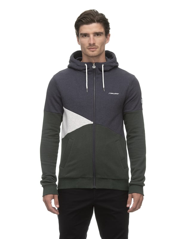 Diese bequeme Sweatjacke für Herren ist ein tolles Basic für kühlere Stunden und Tage. Die Ärmel und der Saum sind mit Rippbündchen versehen, die für einen guten Sitz sorgen. Die hochgeschnittene Kapuze hat einen Kordelzug und schützt vor Wind und Kälte. Geschlossen wird die Sweatjacke mit einem Reißverschluss. In den Seitentaschen können kleine Gegenstände verstaut werden. Ober- und Unterteil der Jacke sind farblich abgesetzt, wodurch ein cooler Streetwear-Look entsteht. Der Label-Schriftzug auf der Brust und die Label-Applikation auf dem Ärmel runden das Design ab.