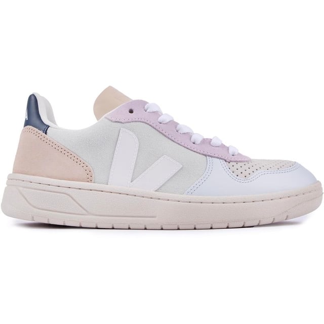 Een iconische sneaker in een gloednieuwe pastelkleur. de V10 suède en leren damessneaker van het cultmerk Veja zal je look zeker opvrolijken dit seizoen. Het klassieke silhouet is vervaardigd met behulp van ecologische en duurzame methoden in Brazilië en aangevuld met zachtgekleurde details en een wit V-logodetail.