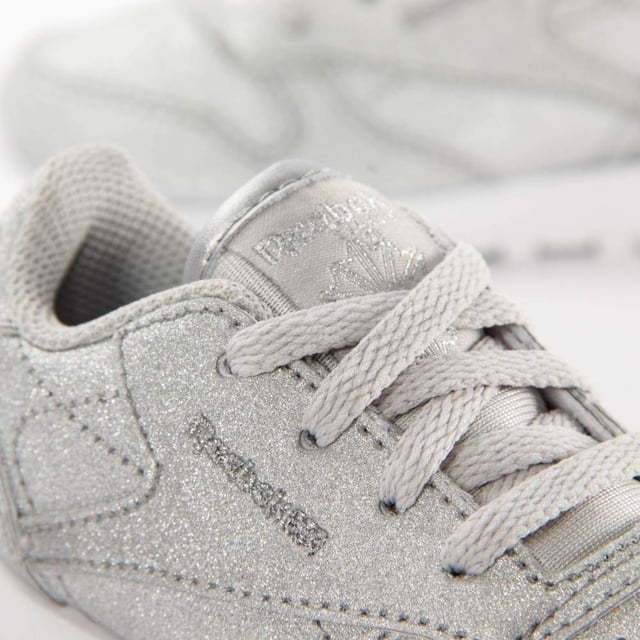 Reebok Classic Kinder Sneaker Mädchen Grau Synthetik. Authentischer Schuh der Marke Reebok - Streetwear/Sportswear-Design von Reebok - Reebok für modebewusste Mädchen, perfekt für den Alltag - Der graue Reebok Sneaker lässt sich perfekt mit dem Rest Ihrer Garderobe kombinieren - bequeme Synthetikmaterialien - klassische elastische Schnürsenkel - Classic Kids - Synthetik