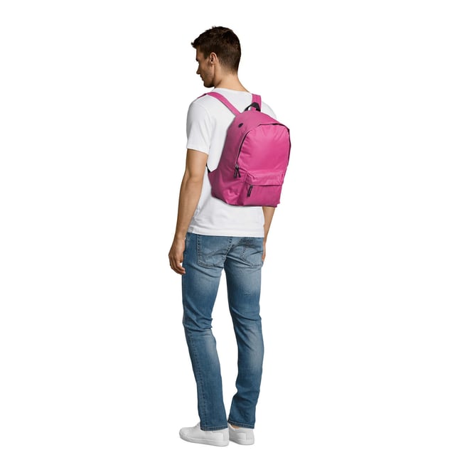 Hoofdcompartiment met rits. Voorzak met rits. Nylon draaghandvat. Verstelbare gewatteerde en versterkte riemen. Gewatteerde rug. Materiaal: 600D Polyester. Afmetingen: 40 x 28 x 14 cm.
